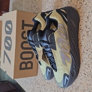 Men's Brand New Yeezy Boost 700 MNVN 'Resin' Fashion Sneakers [GW9525]